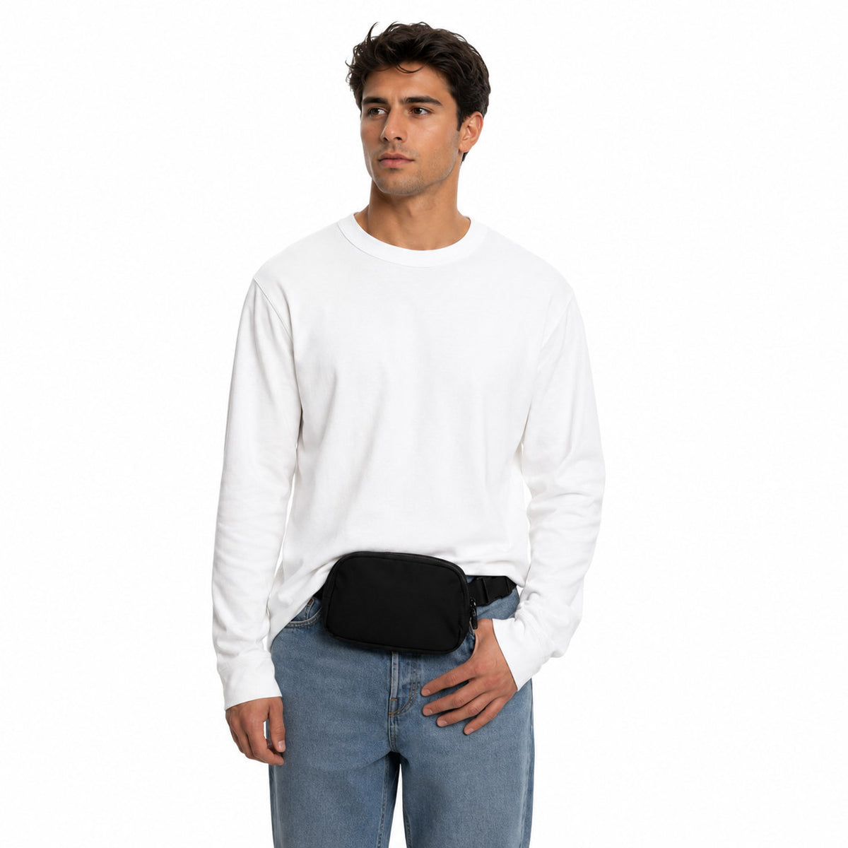 Mann trägt die Bauchtasche an der Taille
