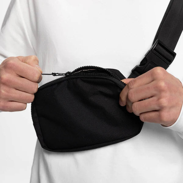 Öffnen der Bauchtasche mit verriegelbarem Reißverschluss