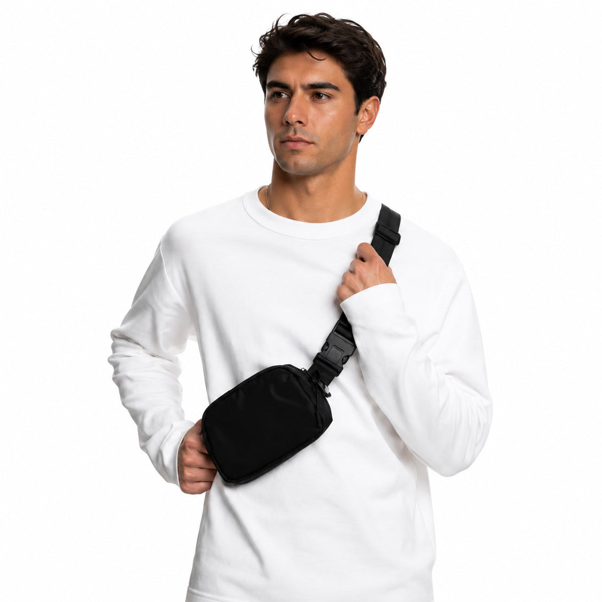 Mann trägt die Bauchtasche vorne am Körper